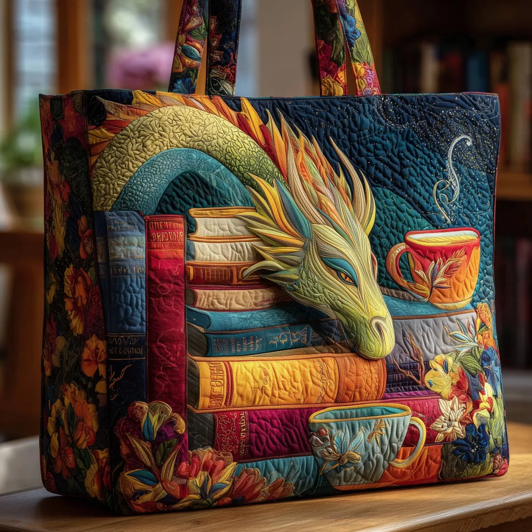 Quilted Tote Bag - Læsende Drage med Bøger og Krus