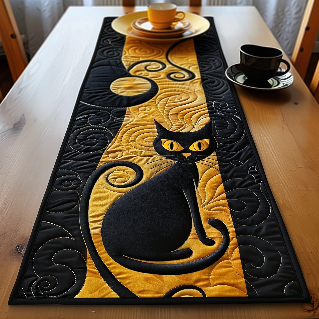Måneskin Kat Elegance Quilted Table Runner NCU0TH428