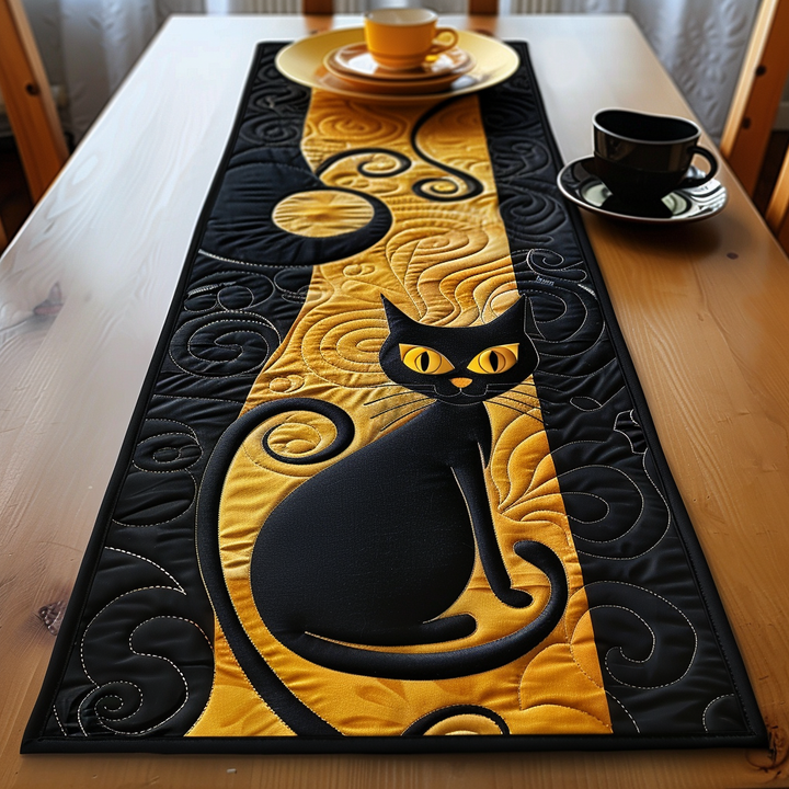 Måneskin Kat Elegance Quilted Table Runner NCU0TH428