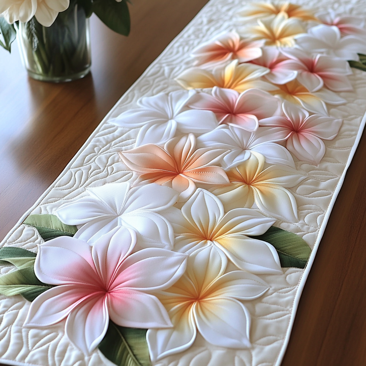 Plumeria Glow Quiltet Bordløber NCU0VL2003